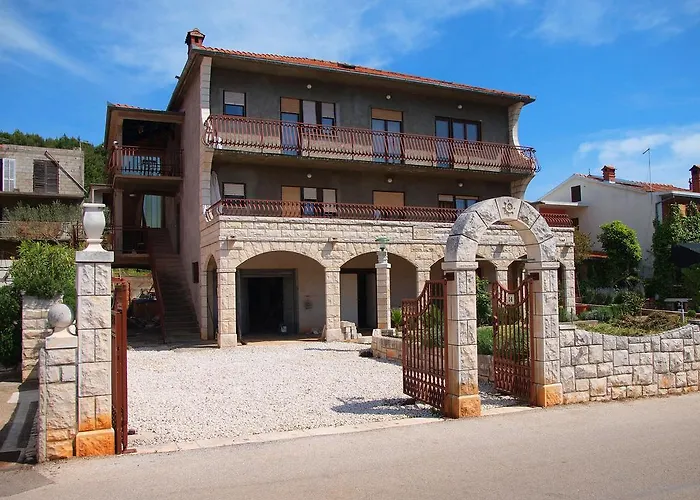 Rade * Stari Grad (Hvar)
