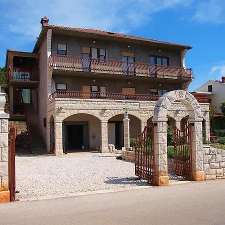 Rade * Stari Grad (Hvar)